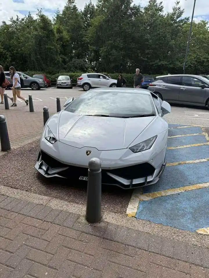 ▲一辆超跑停在身心障碍专用车位，引发热烈讨论。（摘自Spotted Torquay）