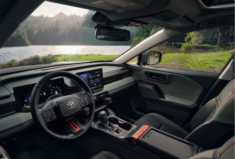 ▲Toyota 新一代 Hilux 内装将参考大改款 RAV4 设计,导入更现代化的布局。图为美规大改款 RAV4 设计。