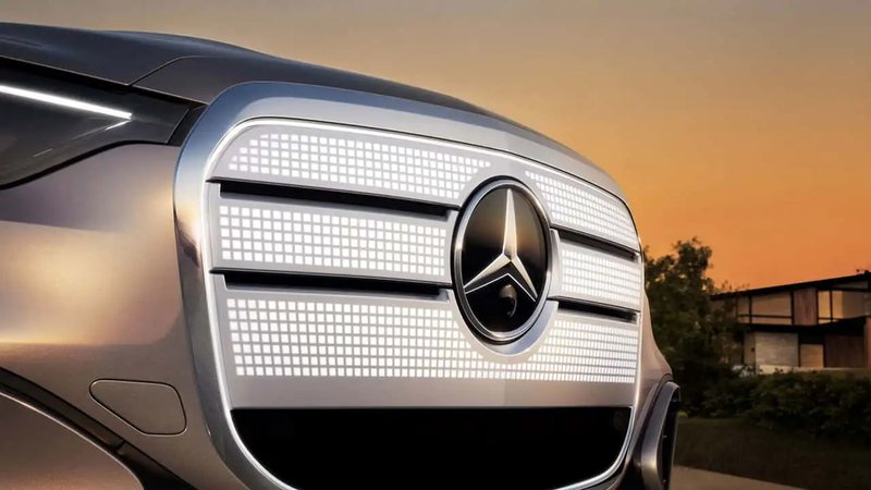 ▲Mercedes-Benz 率先释出车头局部预告，揭示全新设计风格与未来感造型。（图：Mercedes-Benz）