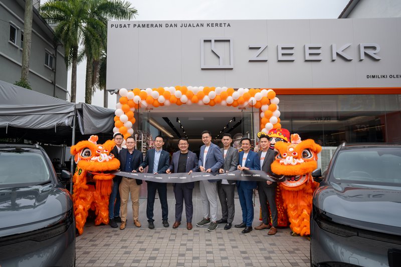 ▲Carro与极氪高层代表齐聚吉隆坡孟沙,为Zeekr House开幕剪彩,并合影留念。