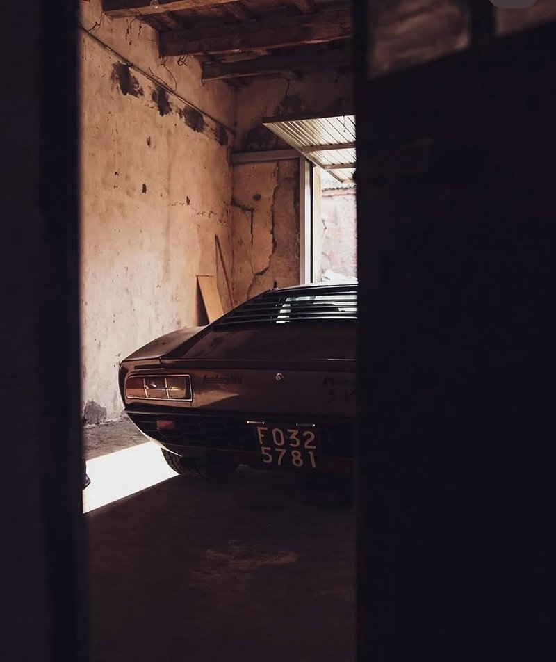 ▲封存意大利北部砖墙后三十年,1972年Lamborghini Miura SV终于现身重见天日。(图:G/simonkidston)