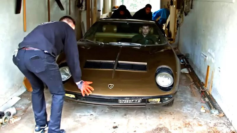 ▲美国一辆Lamborghini Miura S被车主珍藏于自家客厅,严密控温防寒,静置40年未动。(图:Discovery)