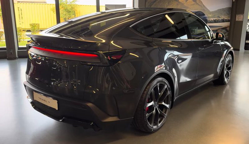 ▲全新 Tesla Model Y Performance 采双马达驱动，展现更佳循迹与操控性能。（图：YouTube）