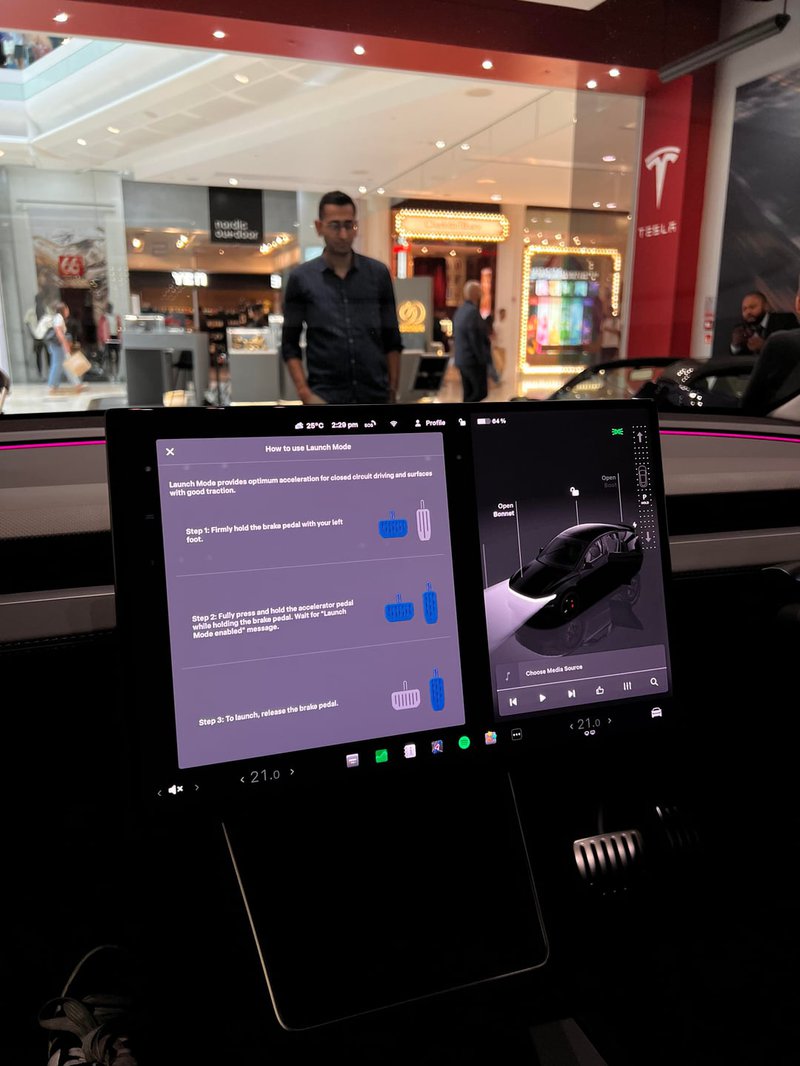 ▲Reddit 网友于商场展区拍下 2026 年式 Model Y Performance 中央屏幕，画面曝光 Tesla Launch Mode 弹射起步启动方式。（图：Reddit）