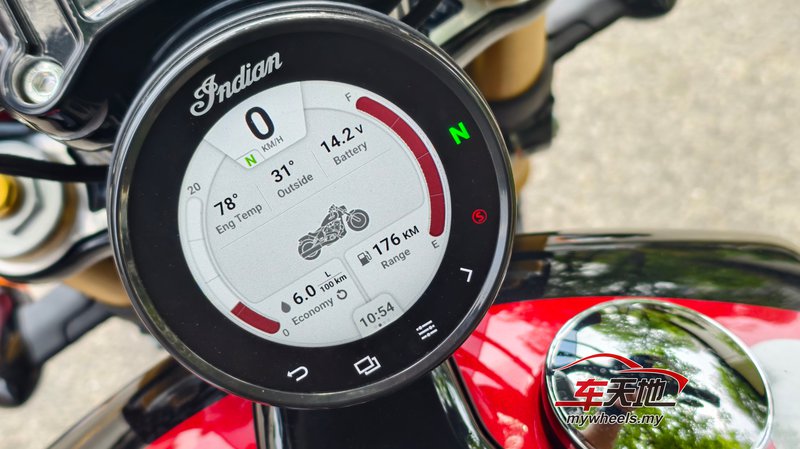 ▲Indian Scout 101 配备的4寸LCD全彩显示屏支持RIDE COMMAND+互联系统，提供蓝牙连接、手机互联和导航功能，骑行资料易读之余，可以简易的通过手把按钮操控， 也可以手触控屏幕调校。