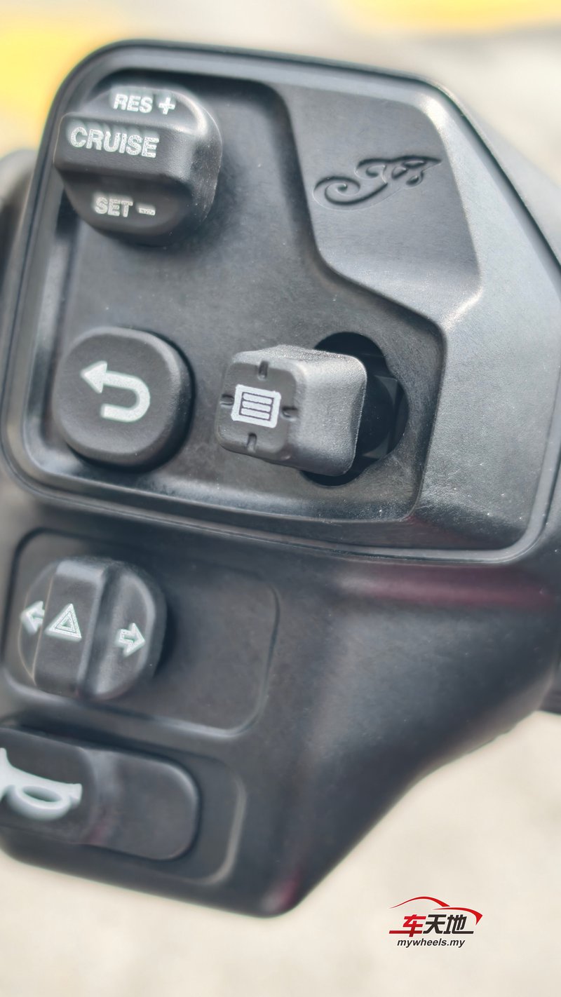 ▲Indian Motorcycle对于造工与用料的坚持，在 Scout 101 上依旧可见。车架、油箱、座椅的设计，都延续了百年传承的工艺感，处处都可以看到独特的“i”标识。