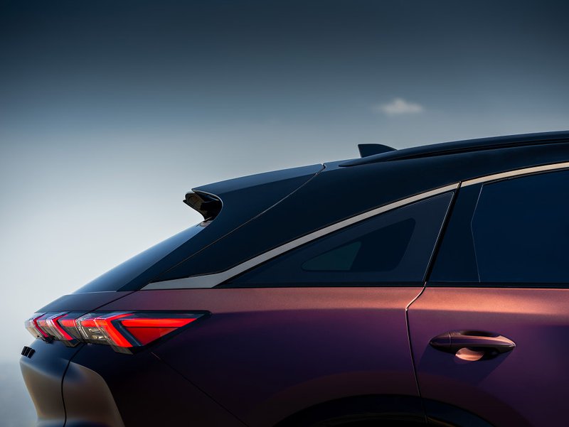 ▲Infiniti QX65 采 Fastback 斜背设计，流畅车顶线条延伸至车尾，展现动感气势。
