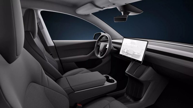 ▲Model Y Standard 重新设计中控布局,并移除全景玻璃车顶与后座 8 寸屏幕。