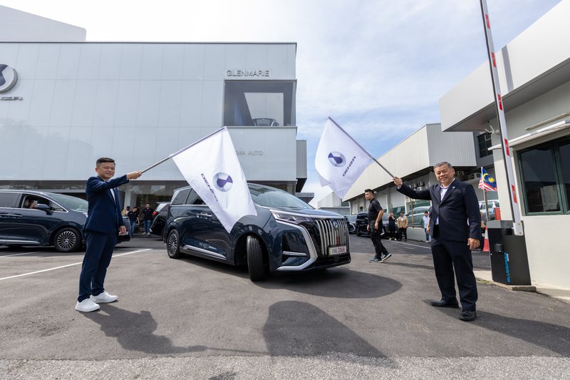 20251015_Denza D9-Lifestyle-Flag off.jpg