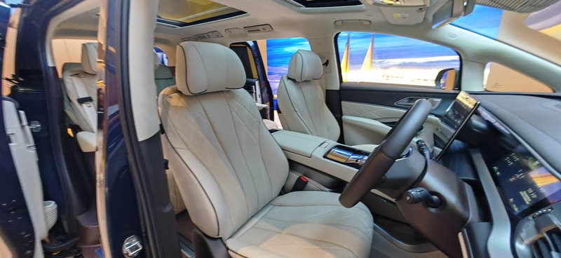 20251015_Denza D9-Seat 2.jpg