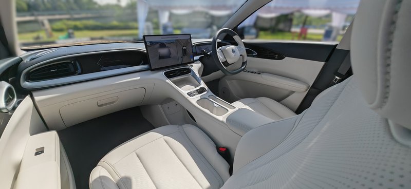 20251023_eMas 5-Seat side view 2.jpg