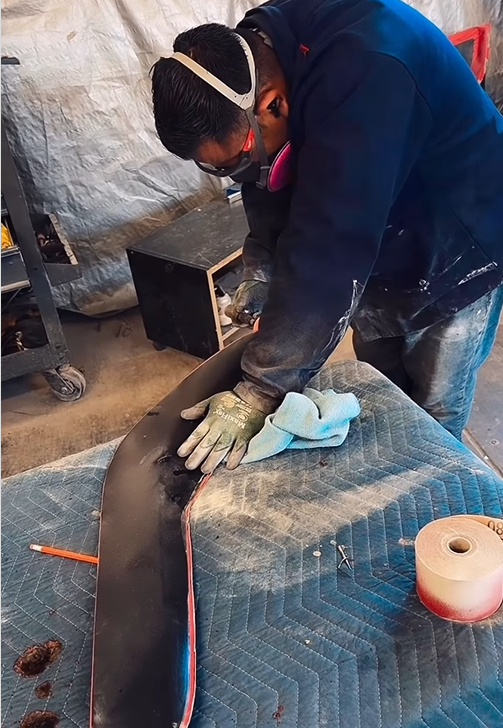 ▲车主与设计师 Xavier Cuevas 携手打造,从引擎盖到头灯组皆量身订制,以螺栓精准固定在 Supra 上,细节讲究。(图:MySupraAdventures)