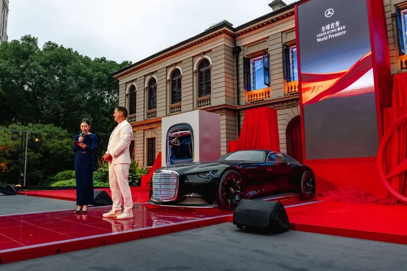 ▲设计总监 Gorden Wagener 现身上海,见证 2025 Vision Iconic 概念车全球首发。