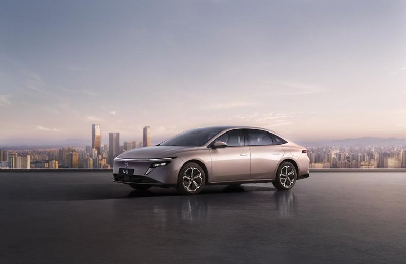 ▲Nissan N6 为品牌首款插电式混合动力房车,延续纯电 N7 的设计语汇,以分离式头灯与贯穿光条展现前卫科技感。