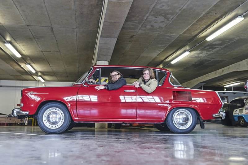 ▲设计师 Antti Mikael Savio（左）与 David Stingl（右）携手致敬 1966 年经典 1000 MBX。