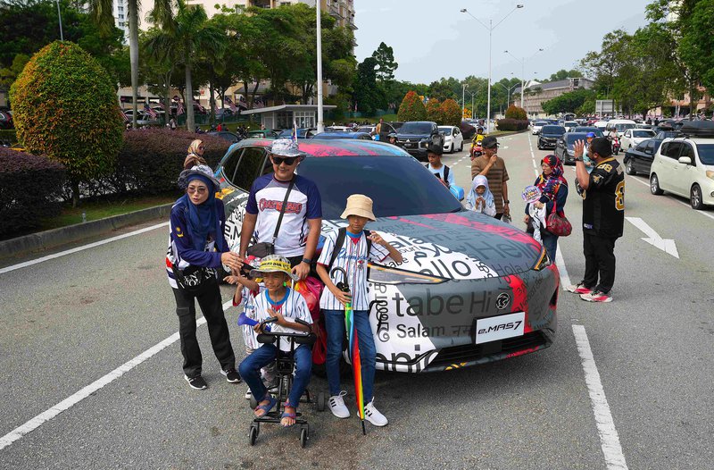240903Spectators amazed with Proton e.MAS 7 (2).JPG