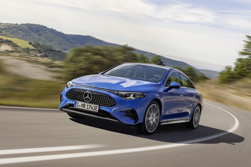 ▲Mercedes 今年初发表全新第三代 CLA,导入纯电与燃油双动力,上市短短三个月便因热销加开德国产线,部分车型交期已排至明年。