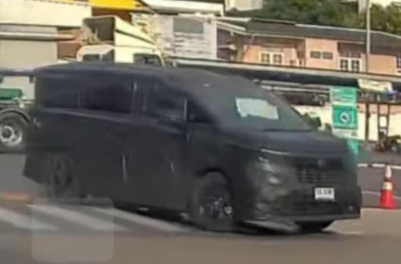 ▲Nissan 全新旗舰 MPV 测试车现身,预告 10 月正式亮相。图:headlightmag