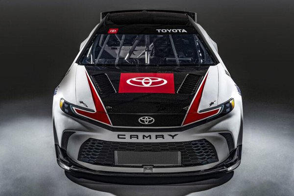▲以新一代外形基础之上，Camry XSE加入更加激进空力套件，打造更具赛格面容。
