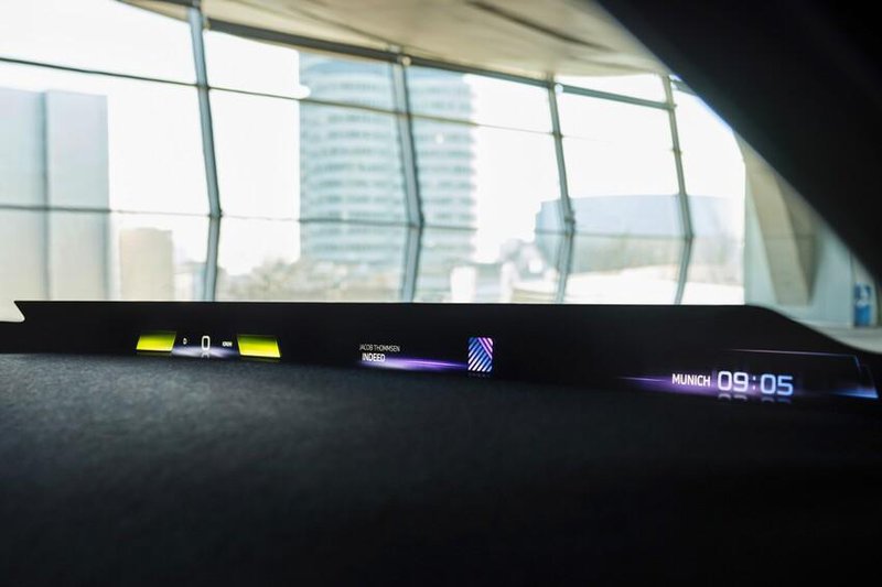 ▲结合 AR 扩充实境 HUD 平视显示器,让驾驶维持“眼睛盯着路、手握方向盘”的安全驾驶方式。