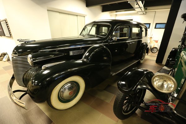 Cadillac-Fleetwood-Limo_FE220605CCMa01.jpg