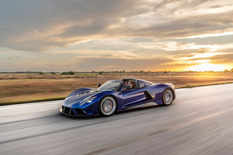 ▲Venom F5 Roadster准备以超过时速 300 mph(约 482.8 km/h)的极速成绩,拿下最快敞篷车的金氏世界纪录头衔。