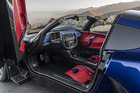 ▲内装以赛车方向盘及桶型赛车椅强化整体的竞技感。