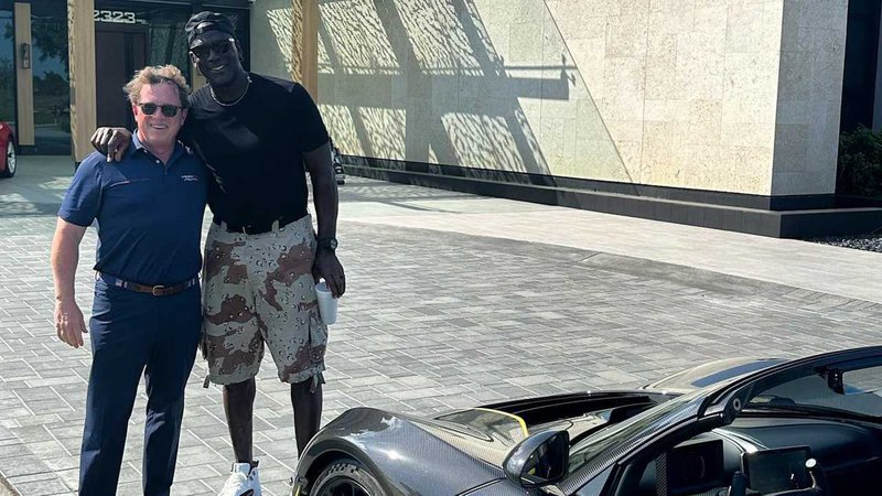 ▲Hennessey品牌总执行长John Hennessey(左)日前亲自将Venom F5 Roadster交到Michael Jordan(右)手上,并公开两人的合照。