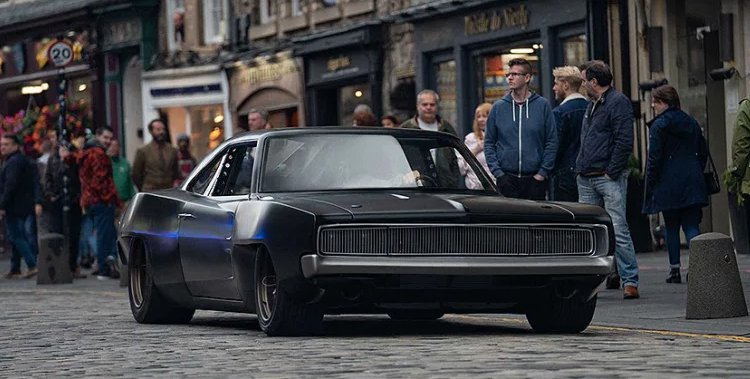 ▲ 在《玩命关头9》里，唐老大驾驶一辆中置V8引擎的Dodge Charge。