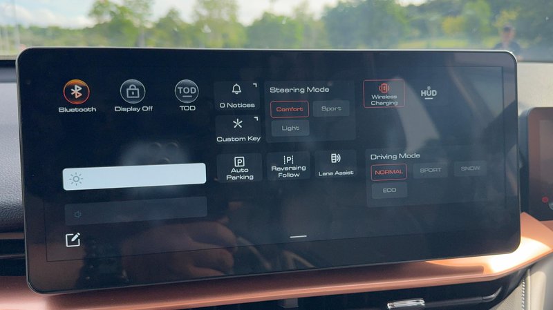 ▲ 12.3寸彩色多点触控屏支持 Apple CarPlay 和 Android Auto,让车载信息娱乐系统与智能手机无缝连接,提供更丰富的娱乐和导航体验。