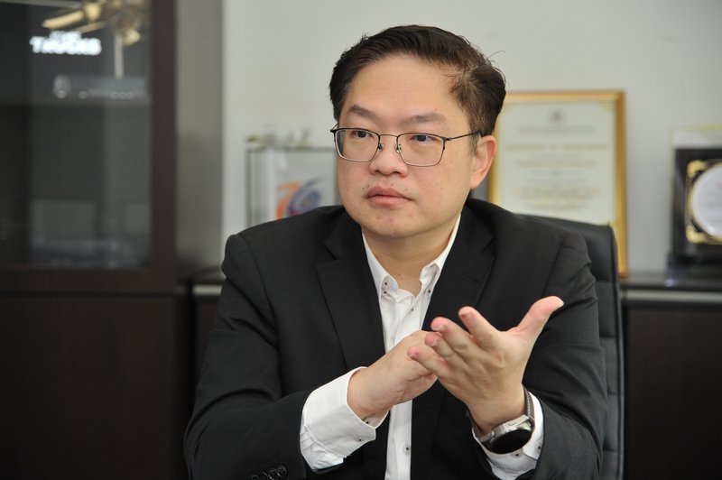 ▲黄绍文说,驾驶电动车要改变生活习惯,大马天气很热,一般在等候充电时会打开冷气,令电动车用电量快,直接影响续航力。