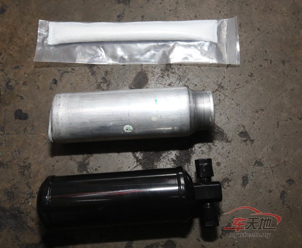 ▲干燥器里的干燥剂,新型车辆的干燥器一般与冷凝器相连,只需更换干燥剂;旧型车款冷气系统的干燥器是独立一瓶,技工直接更换干燥器瓶。