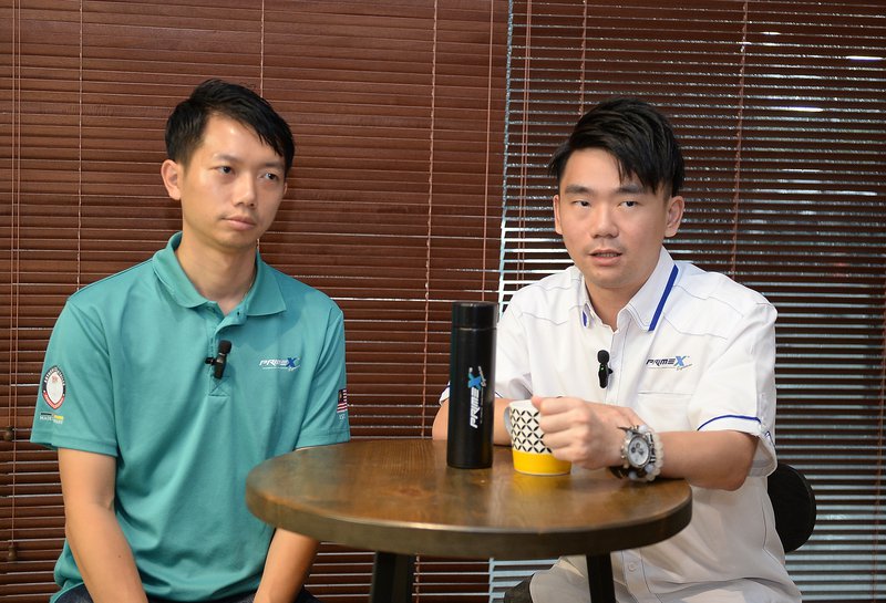 ▲Prime X联合创办人杨连辉(左)与李泩鋐建议客户,若车子不幸有刮痕,去车厂做全面检查。