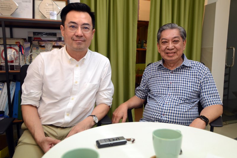 ▲王君慈(左)子承父业,继续其父亲兼马来西亚普险代理公会前总秘书王亚枝的保险事业。