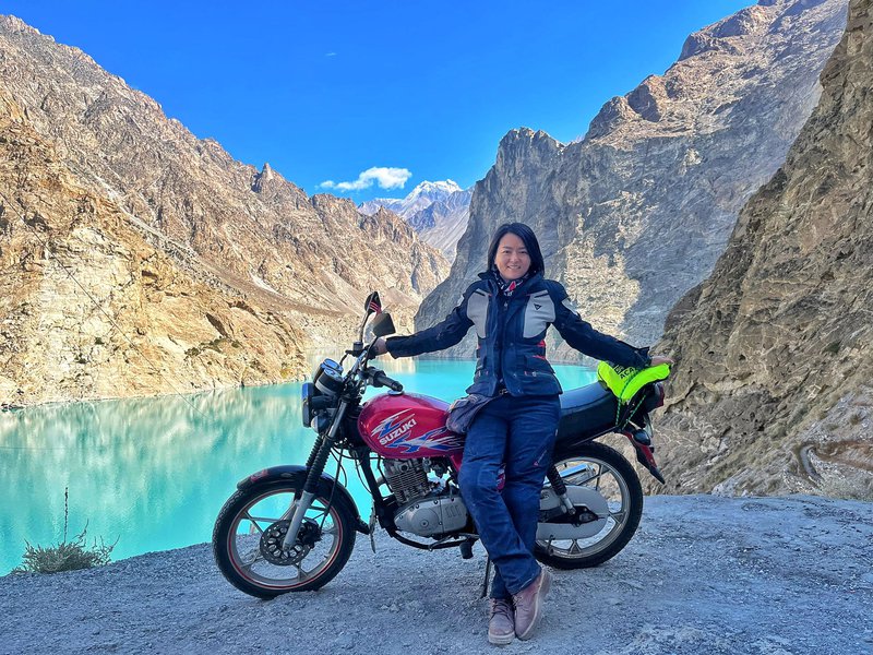 ▲当摩哆队伍骑到阿塔巴德湖（Attabad Lake）时，停下来休息。