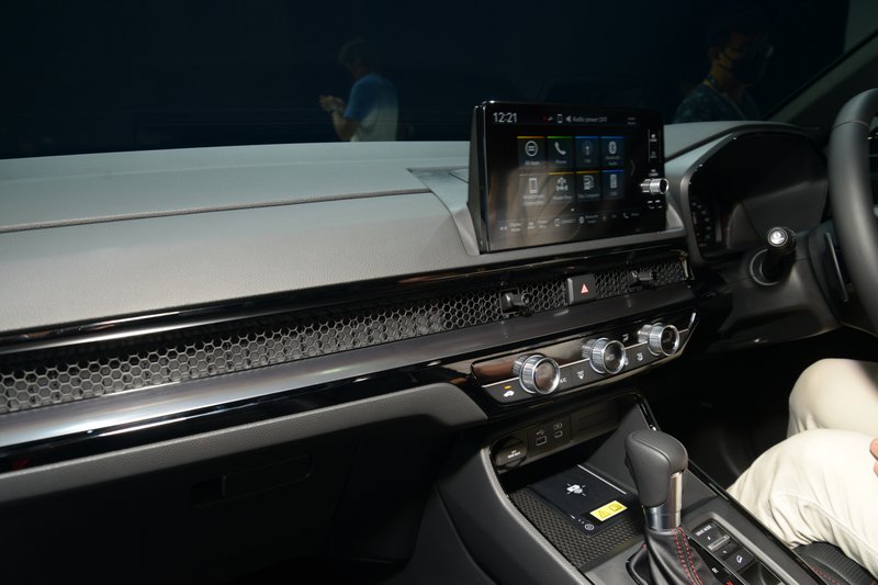 ▲前置9寸荧幕显示主机,支援Apple CarPlay和Android Auto连接。