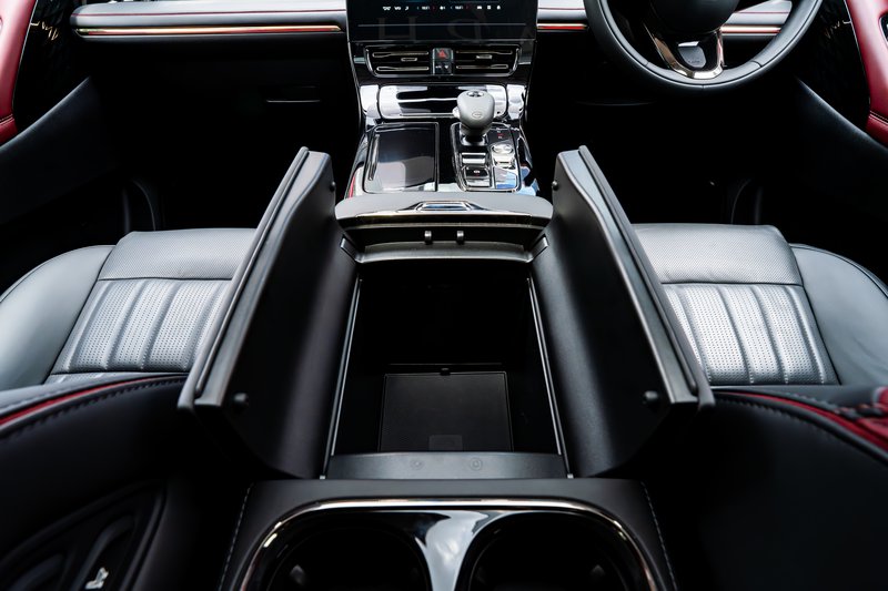 GAC M8 PHEV Glove Box.jpg