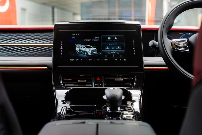 GAC M8 PHEV Infotainment.jpg