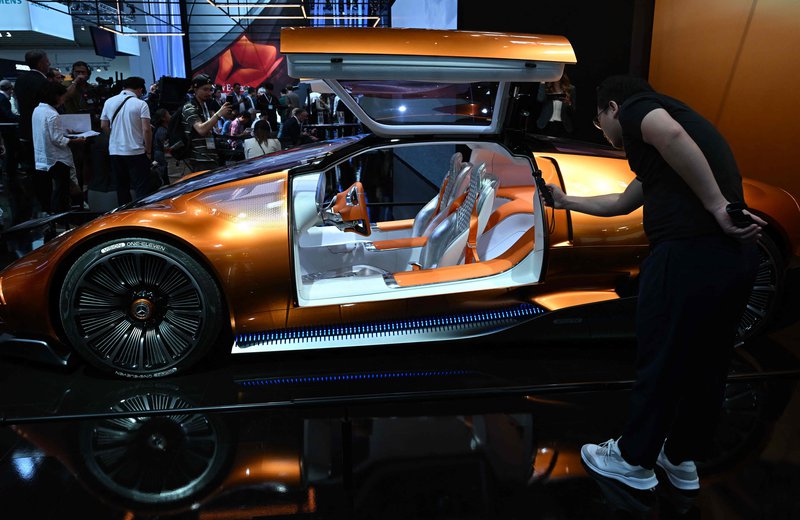 ▲一名男子周一在车展上拍摄马赛地(Mercedes-Benz)Vision 1-11汽车。 (法新社)