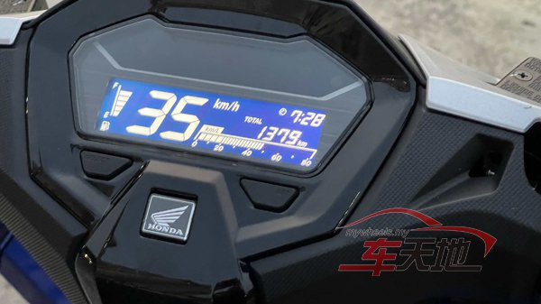 ▲Vario 160 配备了电子仪表,提供了清晰的信息显示。它不仅易于阅读,而且具有一些实用功能,如燃油计量和行驶里程显示等。