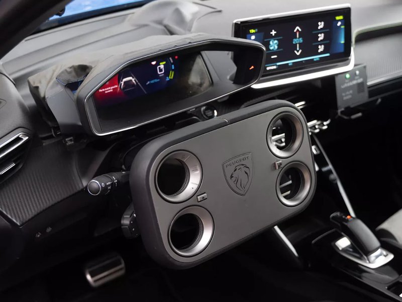 ▲Peugeot 正推动 Hypersquare 方形方向盘结合线控转向技术,最快将随下一代 208 量产登场。