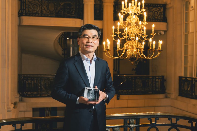 ▲Kia社长宋浩成(Ho Sung Song)于 2025 年《Autocar》大奖中,荣获象征业界最高成就的“伊西戈尼斯奖(Issigonis Trophy)。