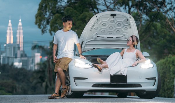 ▲Alston和女友及他们的特斯拉Model 3 Long Range。