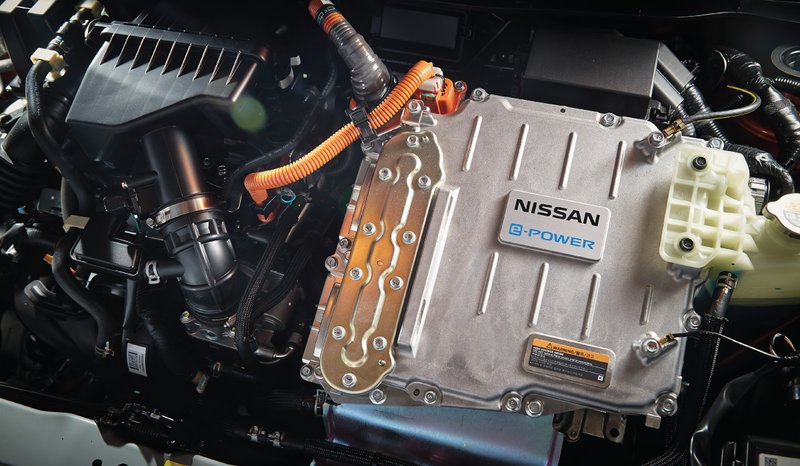 新一代 Elgrand 采单一 e-Power 动力,输出媲美 3.5 升 V6,引领 Alphard 油电对决。