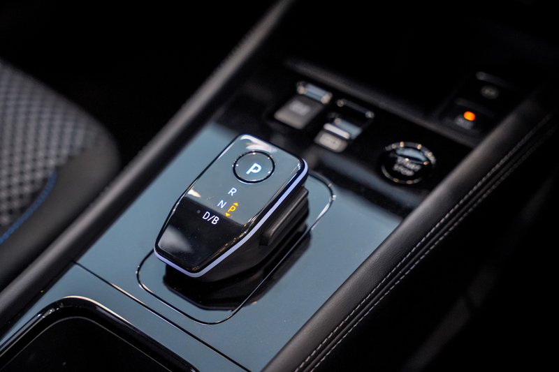 Nissan KICKS-Gear knob.jpg