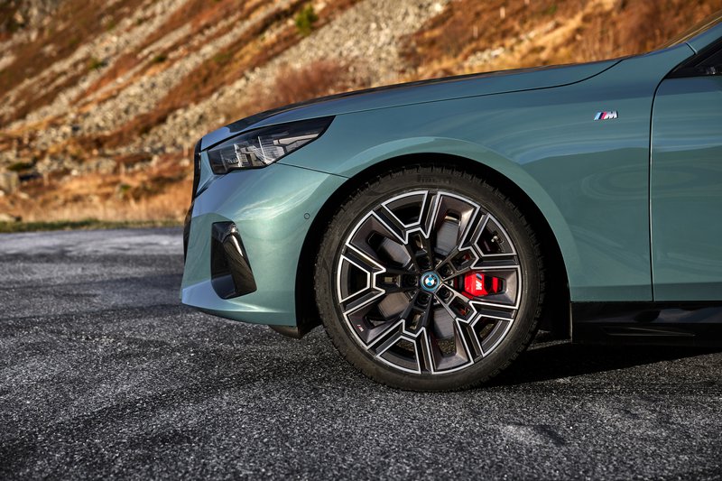 P90537290_highRes_the-new-bmw-i5-edriv.jpg