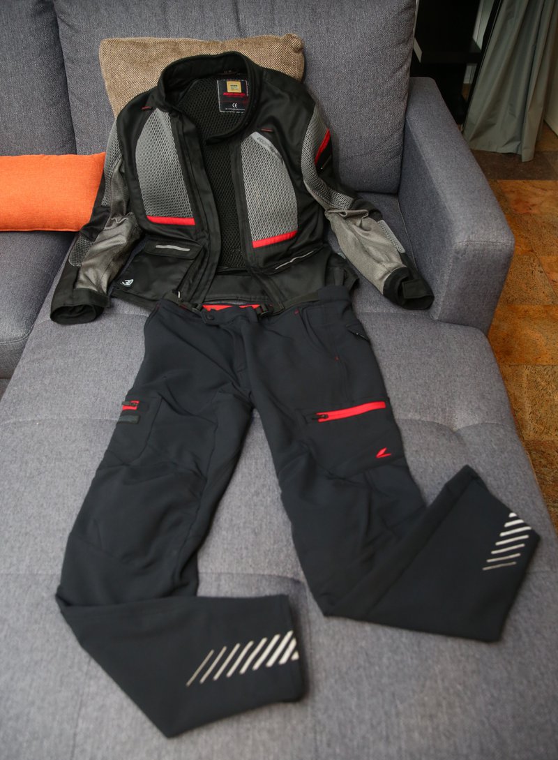 ▲一般的专业骑士服都是套状式,强调轻安全。