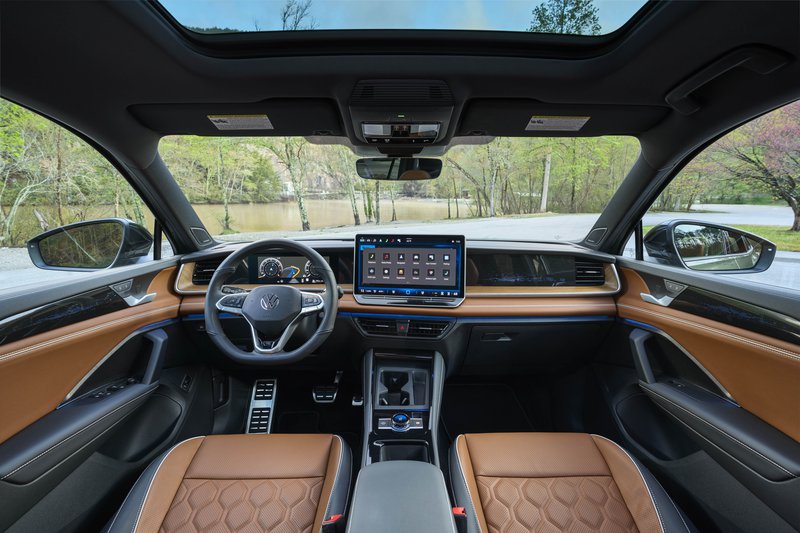 新一代 T-Roc 内装大幅借镜 Tiguan,配备大尺寸触控屏幕与最新 MIB4 资讯娱乐系统。图为新一代 Tiguan 内装。
