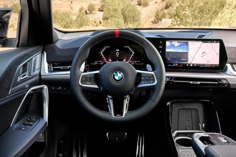 ▲X2 M35i xDrive方向盘12点钟方向的红色标记,展现冲劲十足。