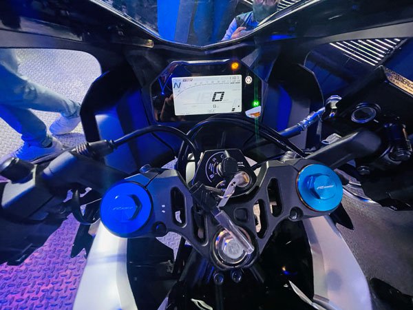 Yamaha-R15M17311.jpg